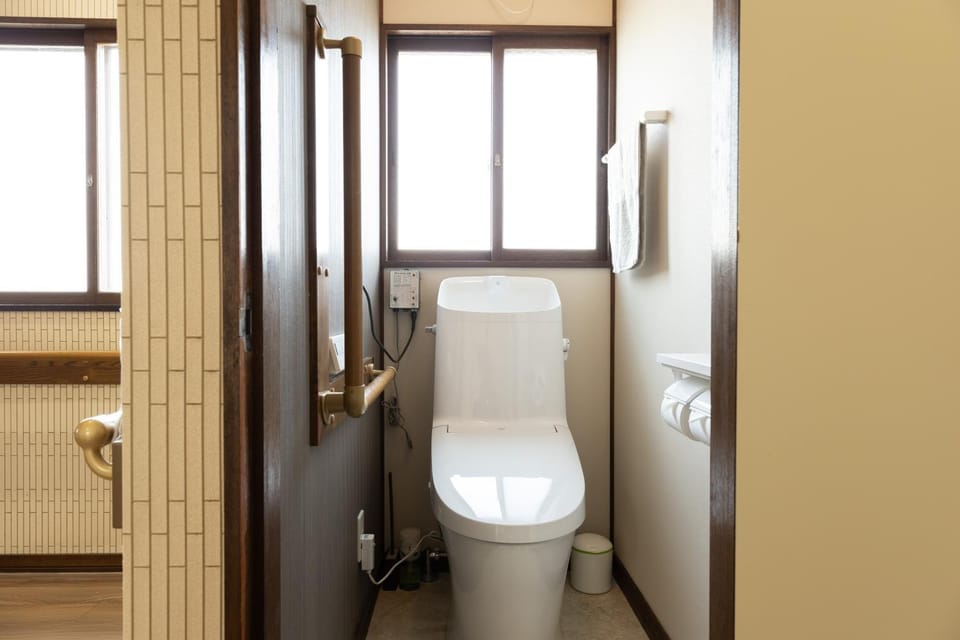 Toilet, bidet