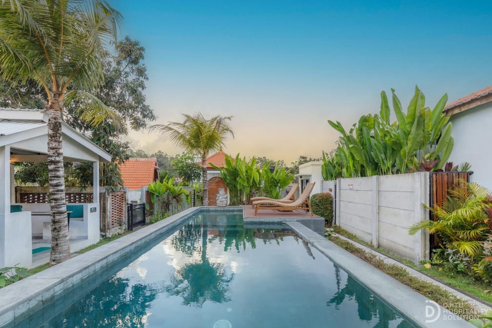 Swimming pool, sunbed