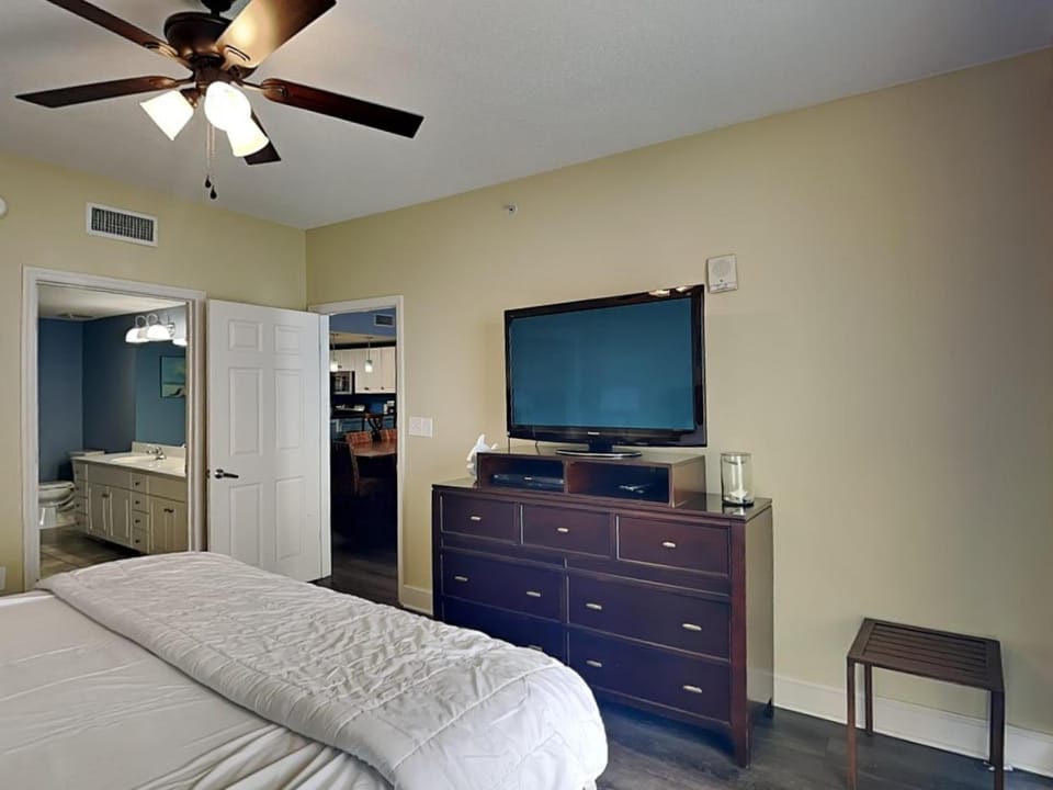 Bed, Bathroom, TV and multimedia, Bedroom, furniture, air conditioner