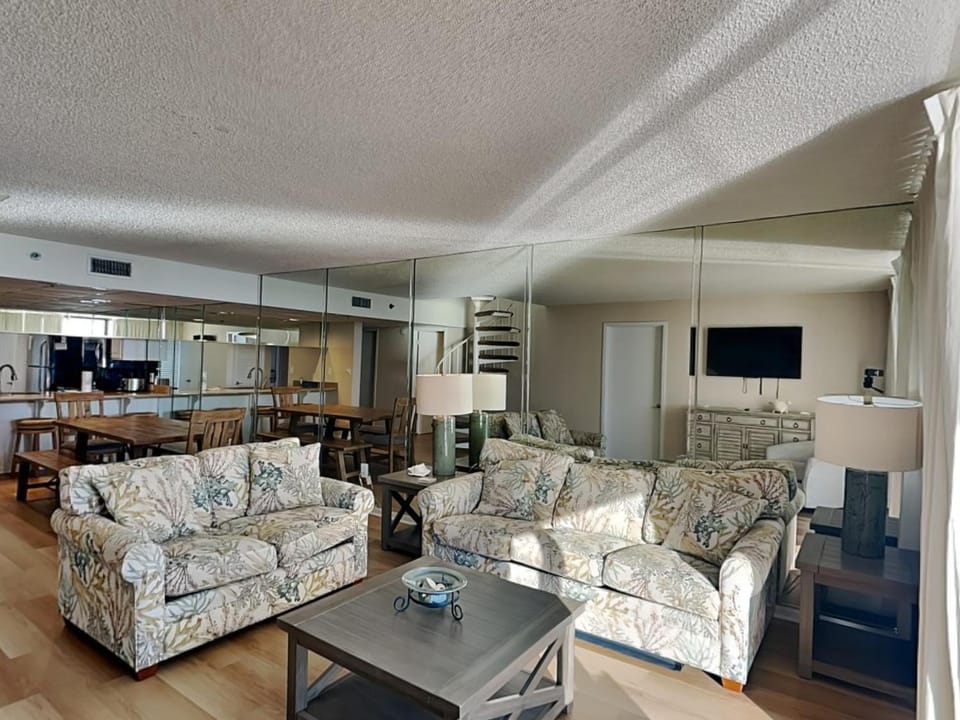 TV and multimedia, Kitchen or kitchenette, Living room, Seating area, Dining area, furniture