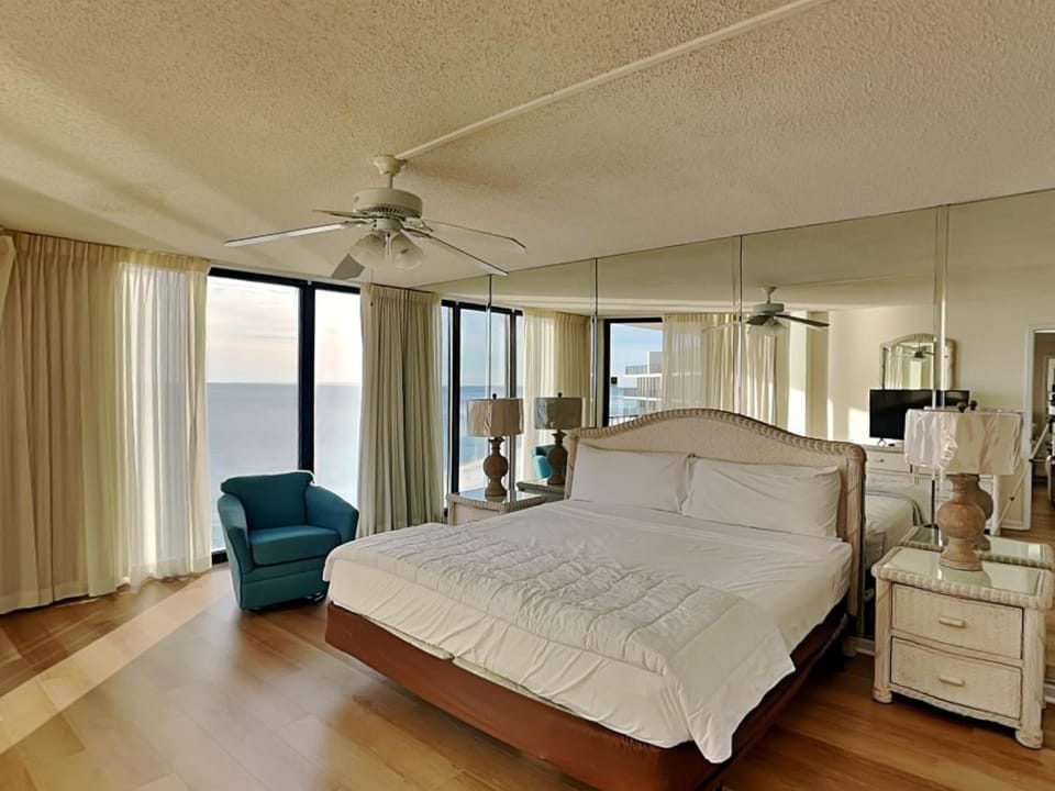 Bed, TV and multimedia, Seating area, Bedroom, Sea view, furniture
