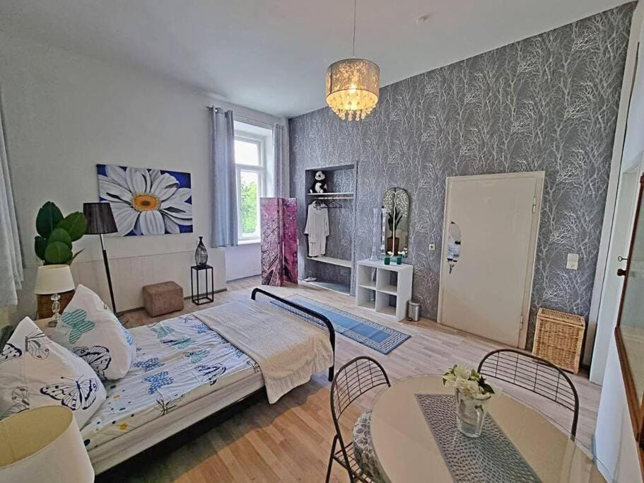 Nr 1 Gemütliches Zimmer in Zentrum mit Stadtblick WLAN EG für zwei oder Single Apartment in Erzgebirgskreis