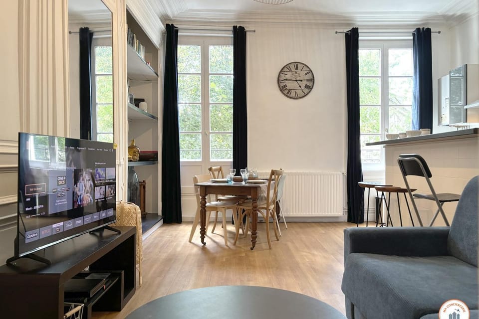 TV and multimedia, Seating area, Dining area