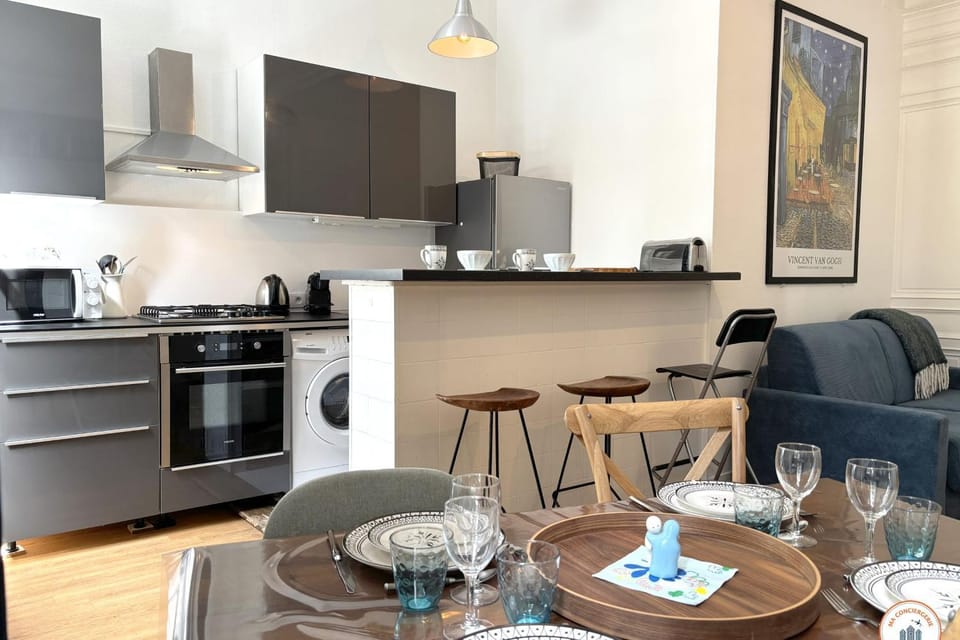 Coffee/tea facilities, Dining area, oven, stove, washing machine