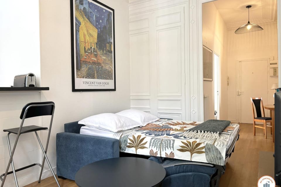 Bed, Living room