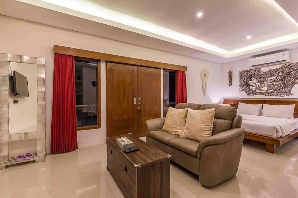 Sertanta - Big 3 bed, to BatuBelig Beach, last min specials Villa in North Kuta