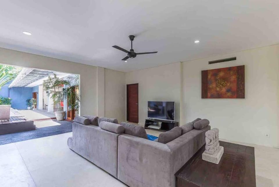 Sertanta - Big 3 bed, to BatuBelig Beach, last min specials Villa in North Kuta