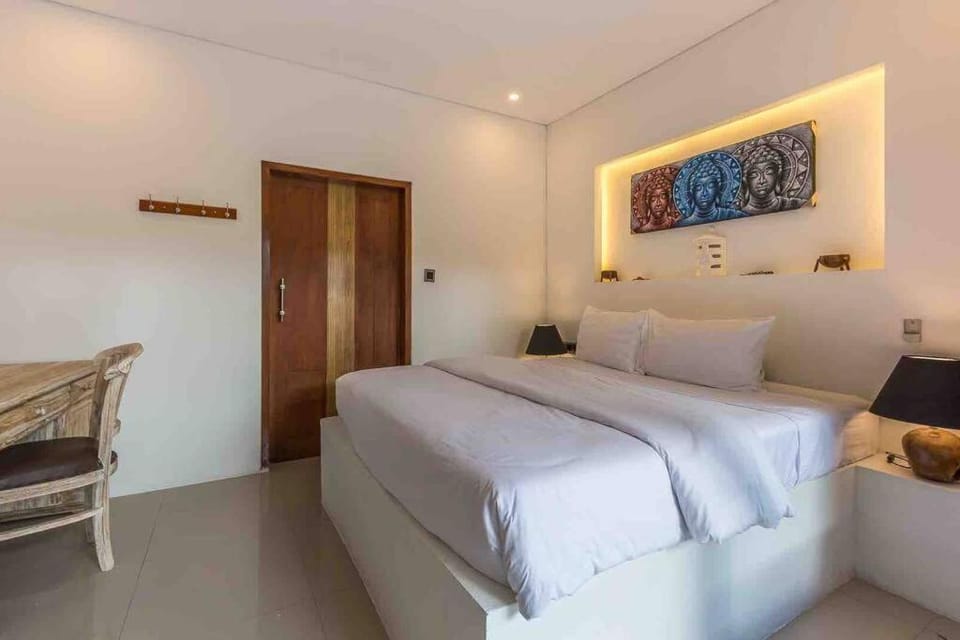Sertanta - Big 3 bed, to BatuBelig Beach, last min specials Villa in North Kuta