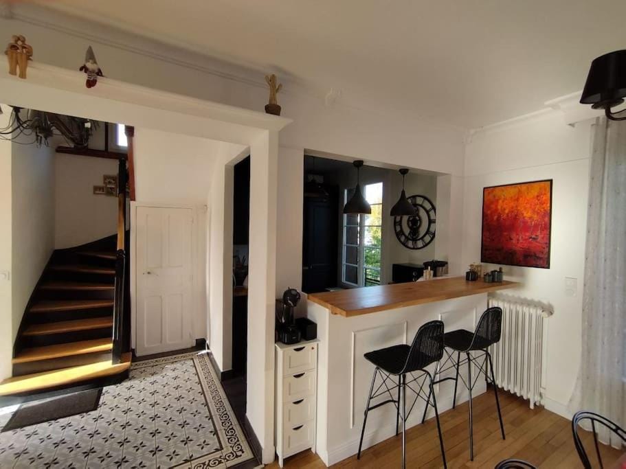 Kitchen or kitchenette, minibar