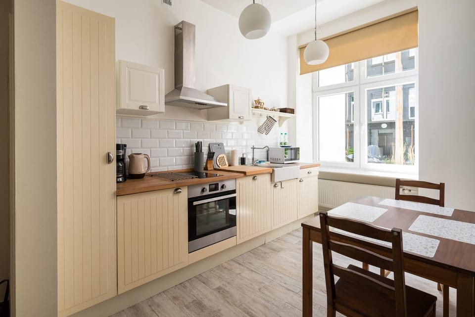 Coffee/tea facilities, Kitchen or kitchenette, Dining area, dishwasher, oven, stove, toaster
