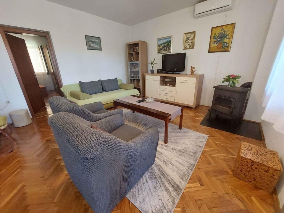 TV and multimedia, Living room, Seating area, fireplace, air conditioner