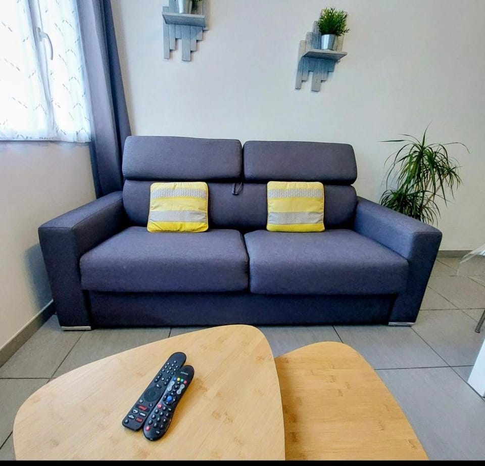 gîte en rdc A 200 m tgv et de la fac A 400 m des places 250 places de parking face au logement Apartment in Arras