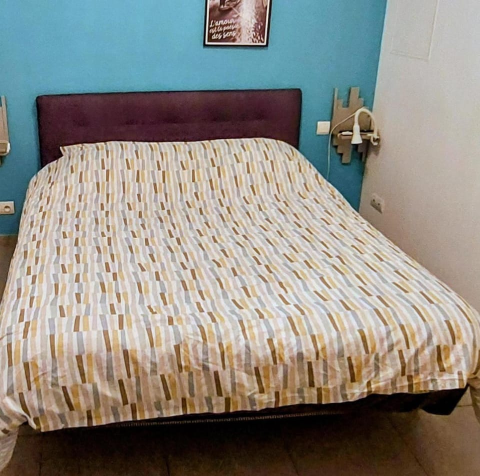 gîte en rdc A 200 m tgv et de la fac A 400 m des places 250 places de parking face au logement Apartment in Arras