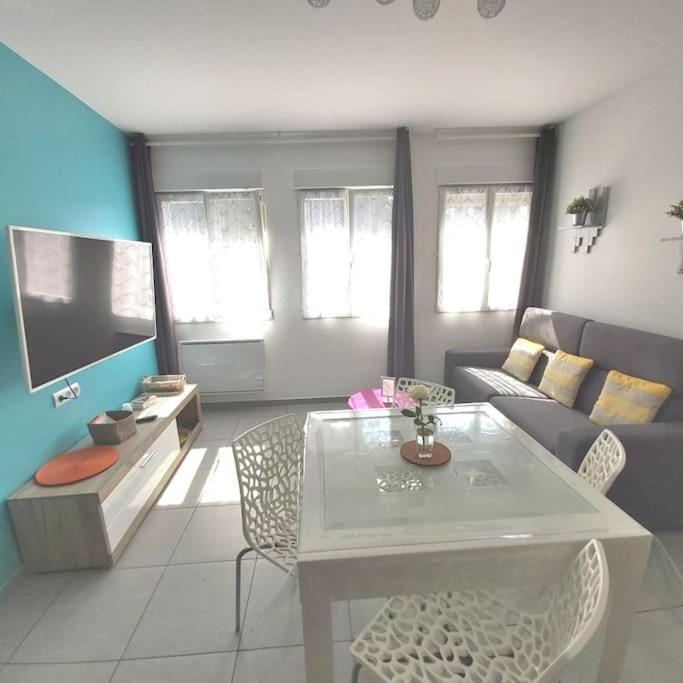 gîte en rdc A 200 m tgv et de la fac A 400 m des places 250 places de parking face au logement Apartment in Arras