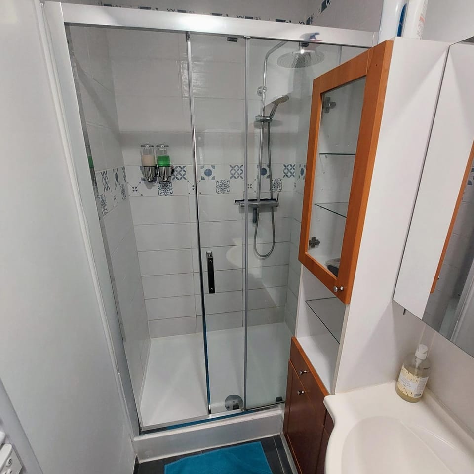 gîte en rdc A 200 m tgv et de la fac A 400 m des places 250 places de parking face au logement Apartment in Arras