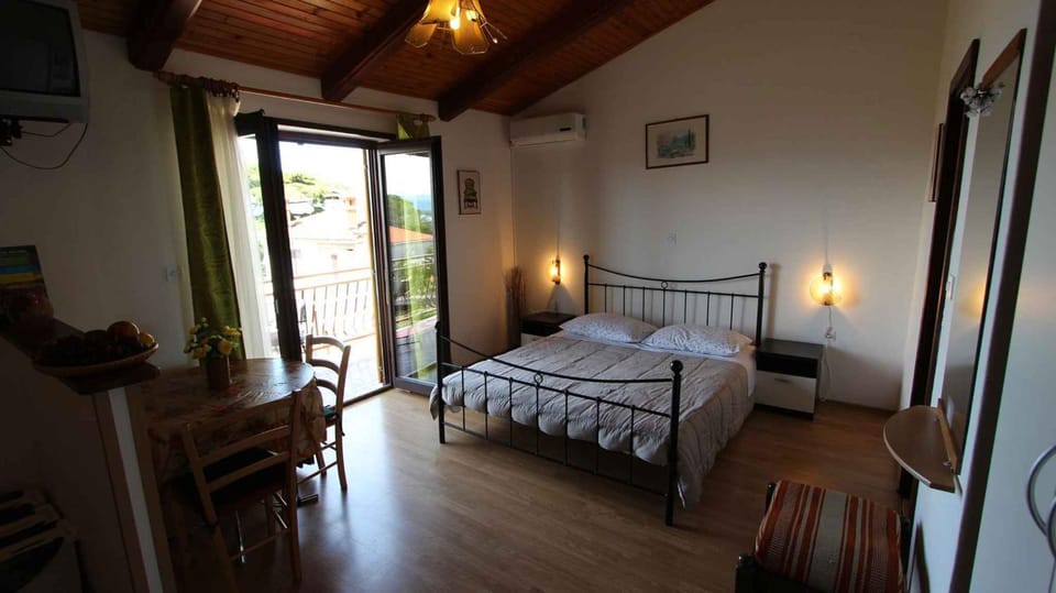 TV and multimedia, Balcony/Terrace, Dining area, air conditioner