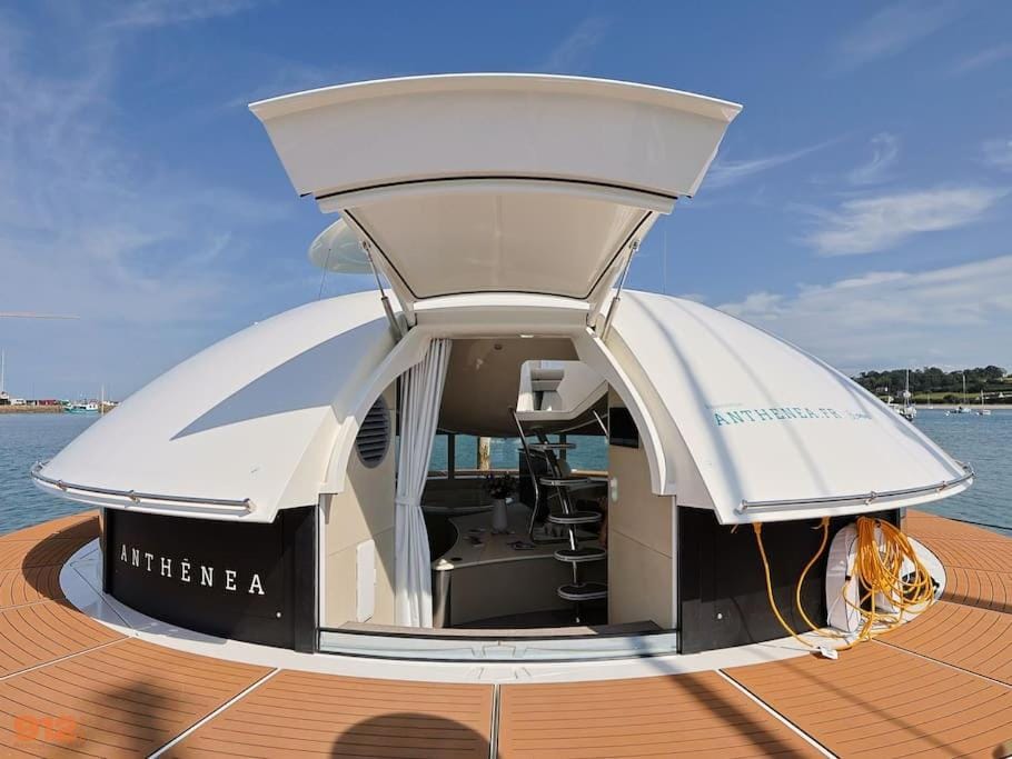 ANTHENEA Suite Hôtelière Flottante Docked boat in Perros-Guirec