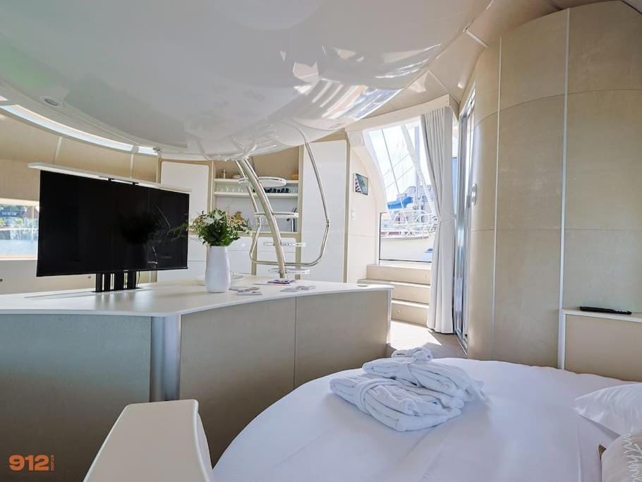 ANTHENEA Suite Hôtelière Flottante Docked boat in Perros-Guirec