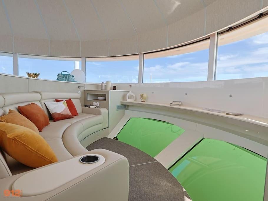 ANTHENEA Suite Hôtelière Flottante Docked boat in Perros-Guirec