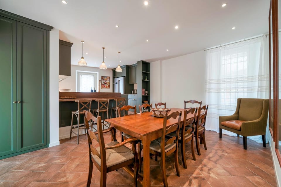 Kitchen or kitchenette, Seating area