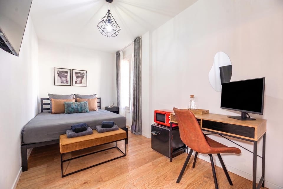 Bed, TV and multimedia, Photo of the whole room, Business facilities, Bedroom, microwave, minibar