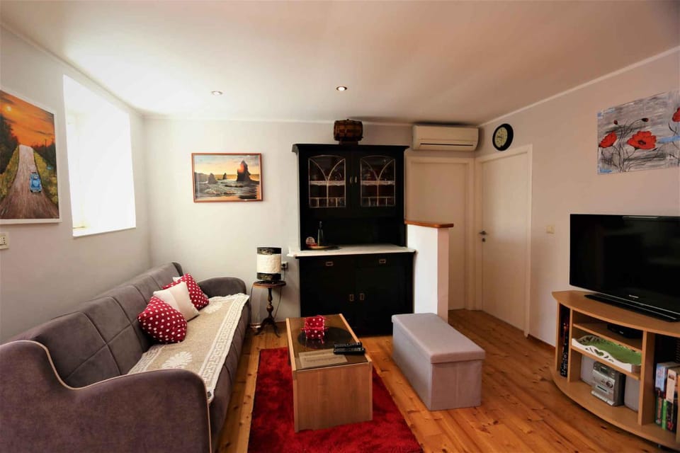 TV and multimedia, Living room, Seating area, air conditioner