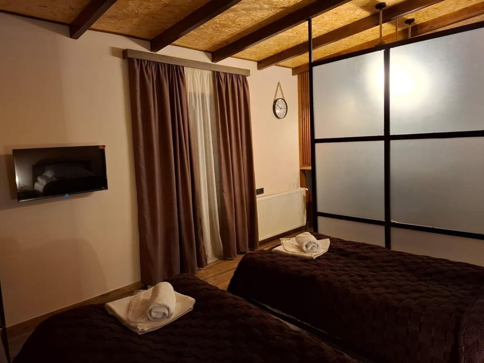 Bed, TV and multimedia, Bedroom