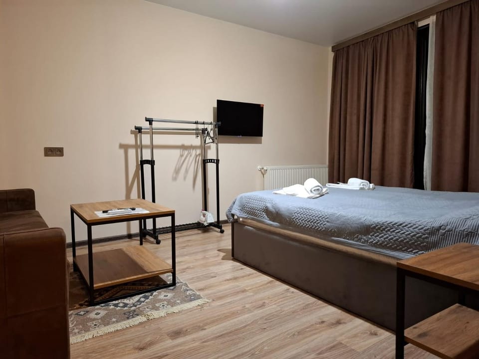 Bed, TV and multimedia, Bedroom