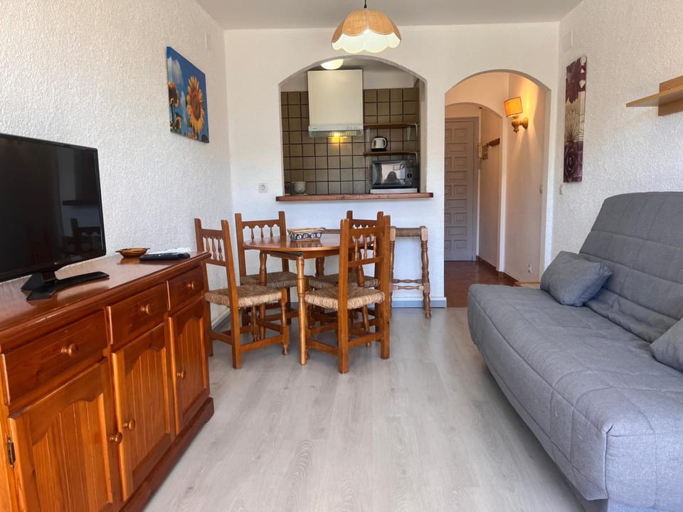 Kitchen or kitchenette, Living room, Dining area
