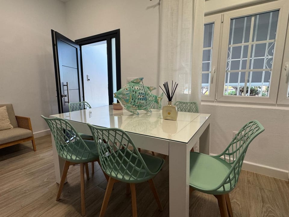 Seating area, Dining area