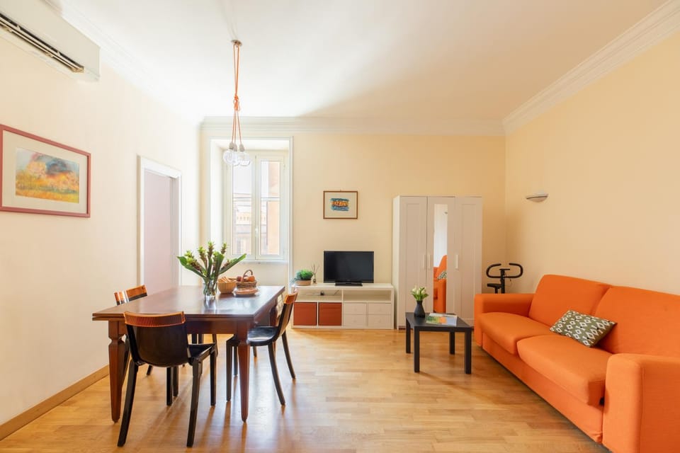 TV and multimedia, Living room, Seating area, Dining area, air conditioner