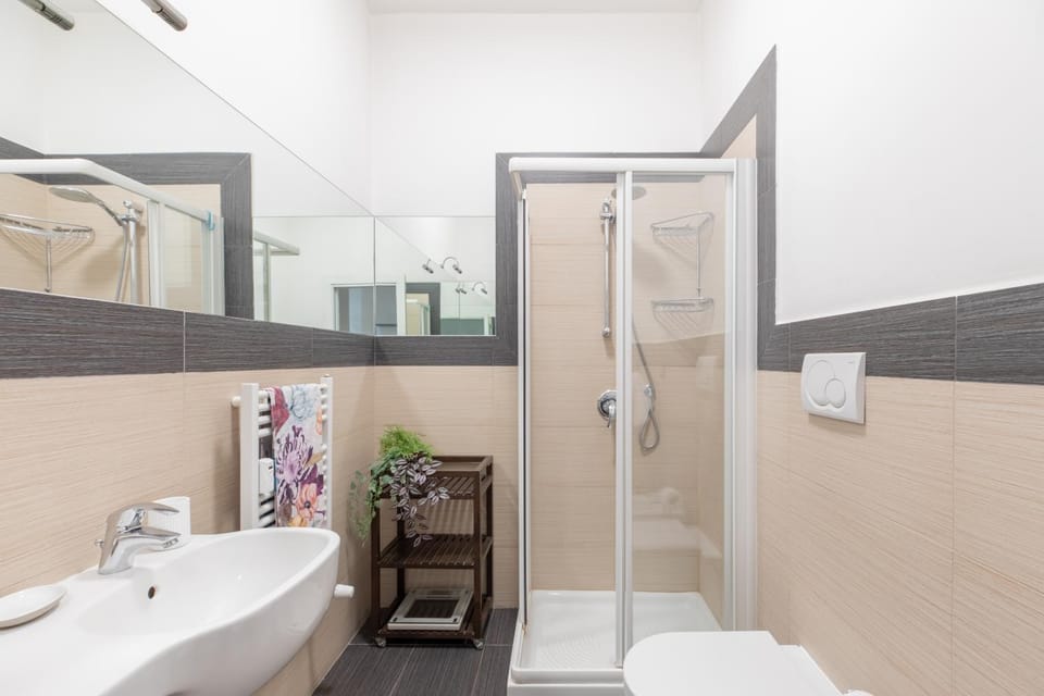Shower, Toilet, Bathroom, bidet, towels