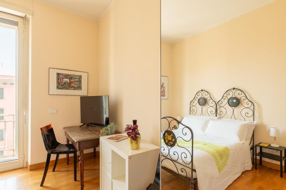 Bed, TV and multimedia, Photo of the whole room, Bedroom