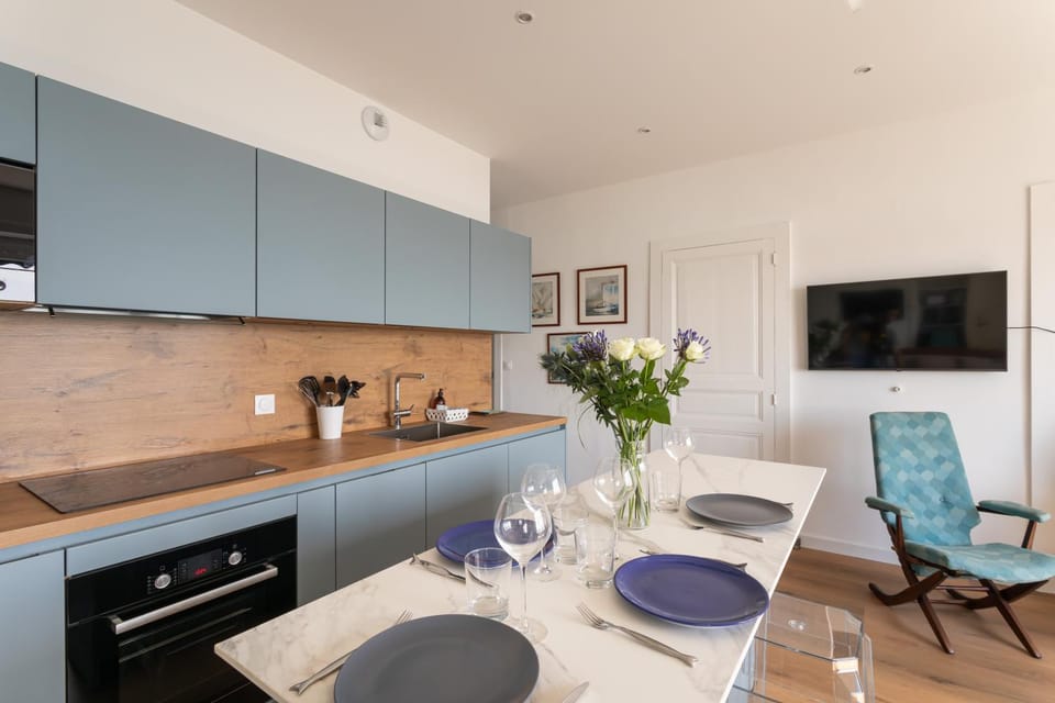 Kitchen or kitchenette, Dining area