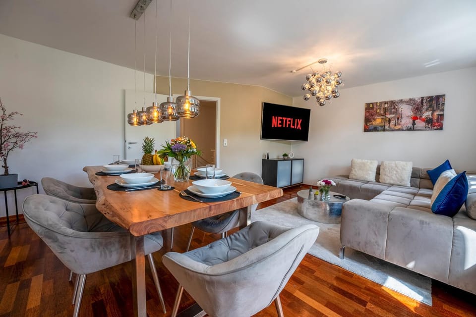 Communal lounge/ TV room, TV and multimedia, Living room, Seating area, Dining area, Evening entertainment