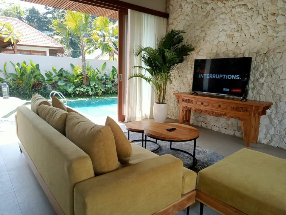 Communal lounge/ TV room, TV and multimedia, Living room, Pool view
