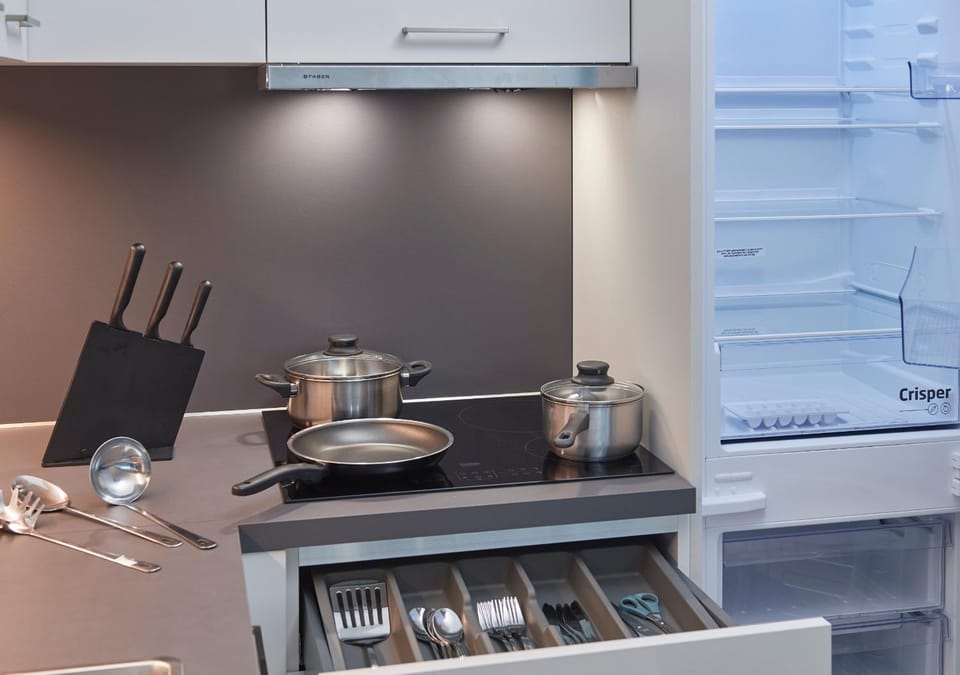 Coffee/tea facilities, Kitchen or kitchenette, stove