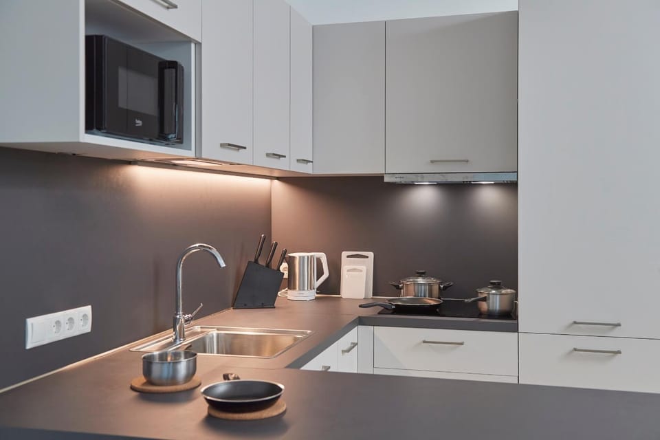 Coffee/tea facilities, Kitchen or kitchenette, stove, toaster