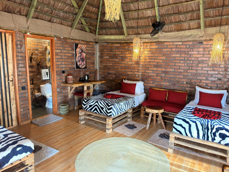 Bed, Living room, Photo of the whole room, Seating area, Bedroom, sunbed