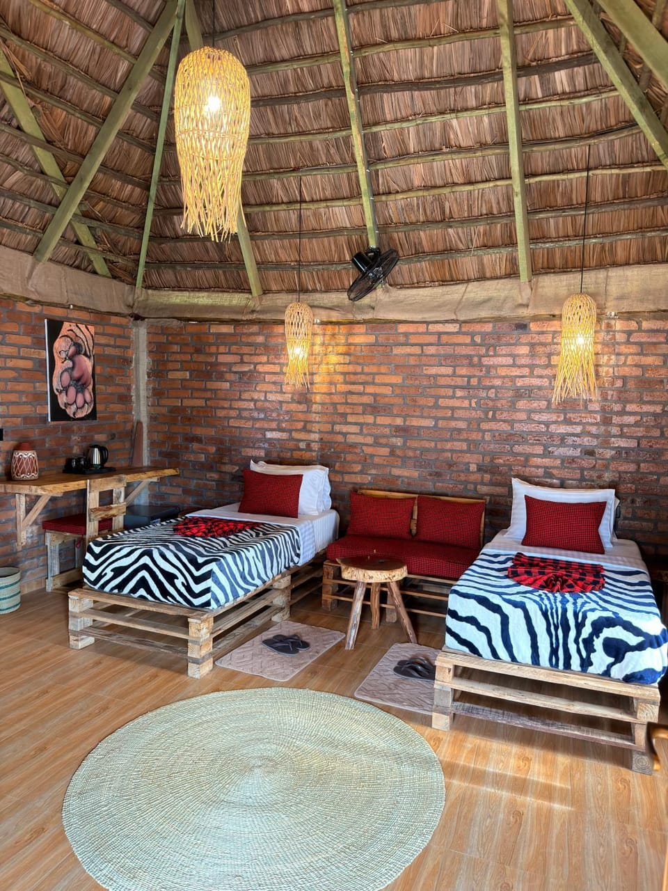 Bed, Living room, Photo of the whole room, Seating area, Bedroom