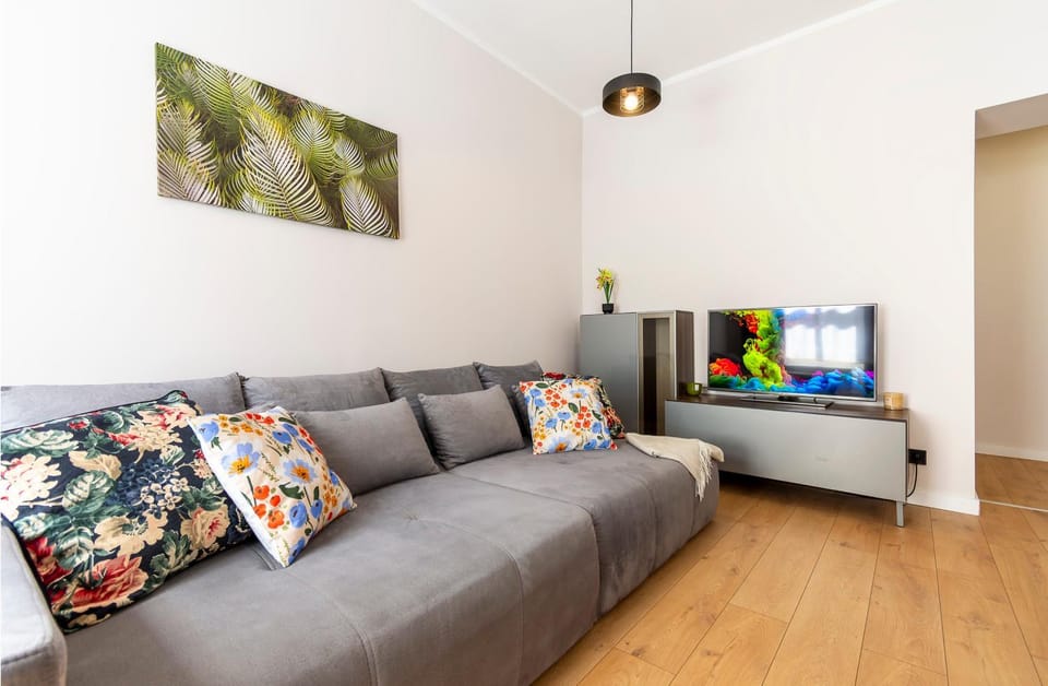 TV and multimedia, Living room, Seating area, Evening entertainment
