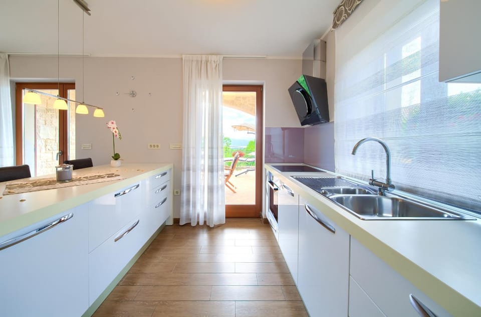 Balcony/Terrace, Kitchen or kitchenette, stove
