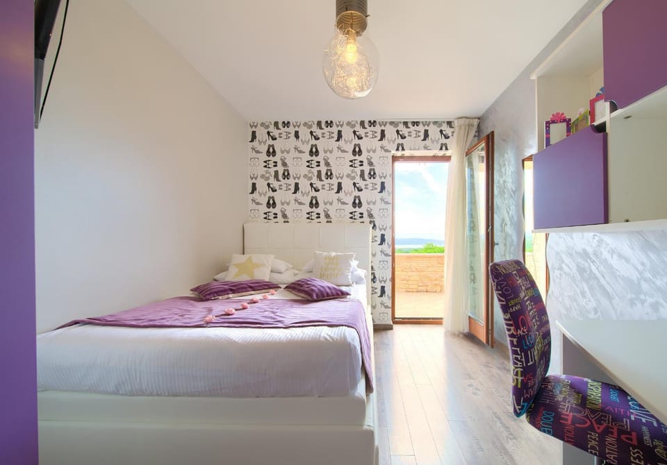 Bed, Photo of the whole room, Seating area, Bedroom