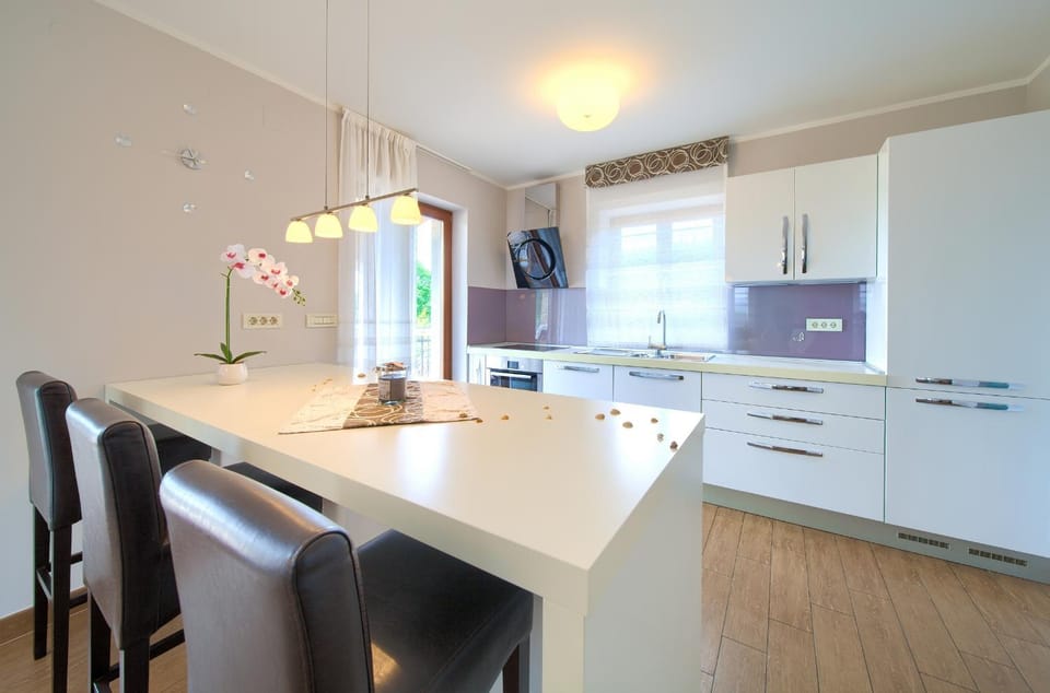 Kitchen or kitchenette, Seating area, Dining area, stove