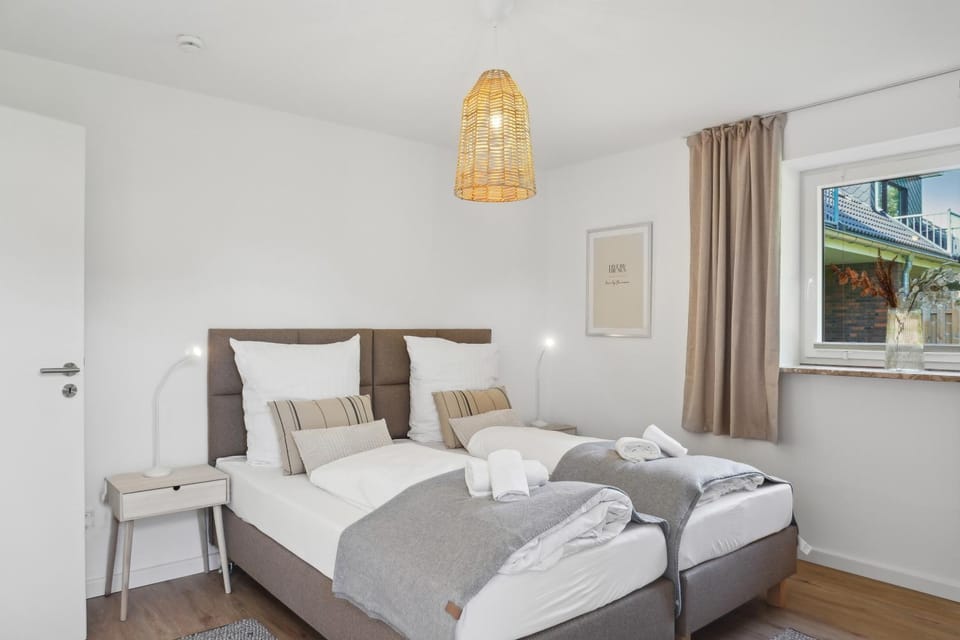 Bed, Bedroom, towels