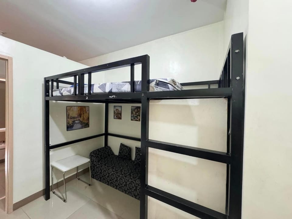 10 Mins From Airport l Live in A Condo l Field Residences l Garden View Apartment hotel in Las Pinas
