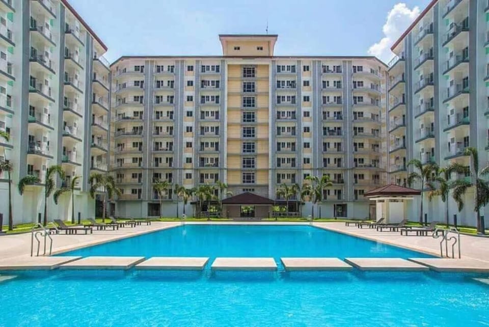10 Mins From Airport l Live in A Condo l Field Residences l Garden View Apartment hotel in Las Pinas
