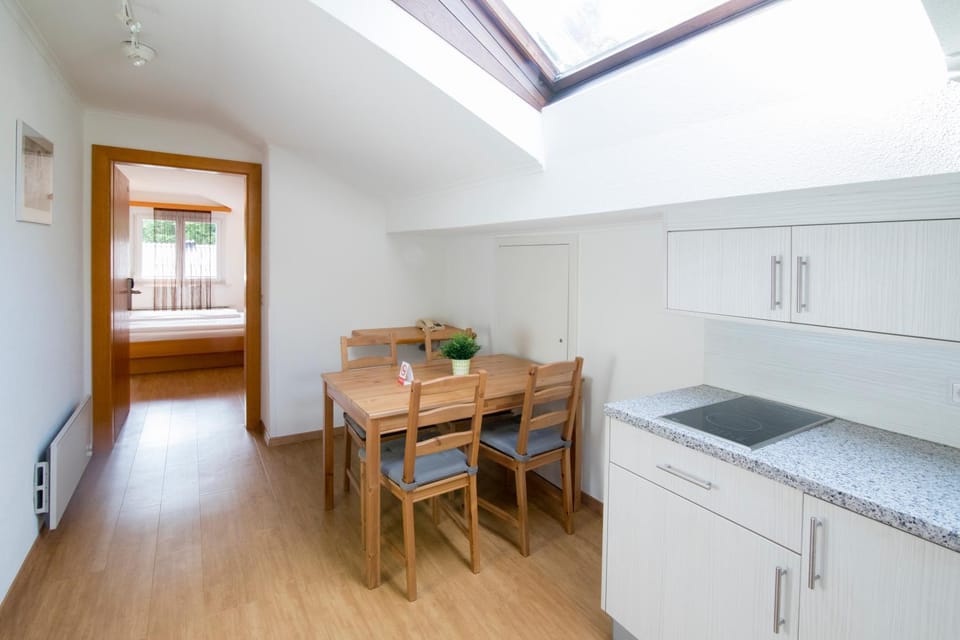 Kitchen or kitchenette, Dining area, minibar, stove