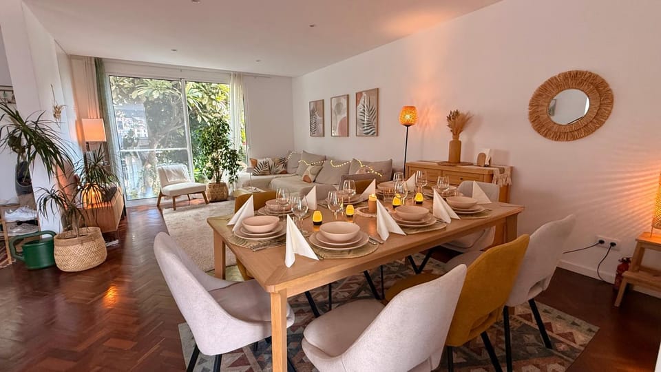 Living room, Food and drinks, Banquet/Function facilities, Seating area, Dining area, Food