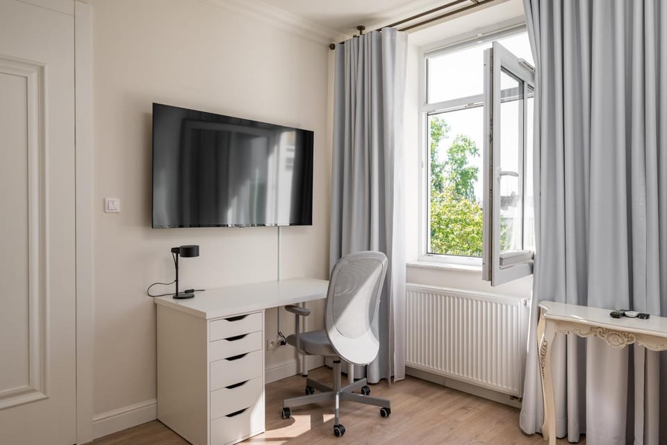 Bed, TV and multimedia, Photo of the whole room, Bedroom